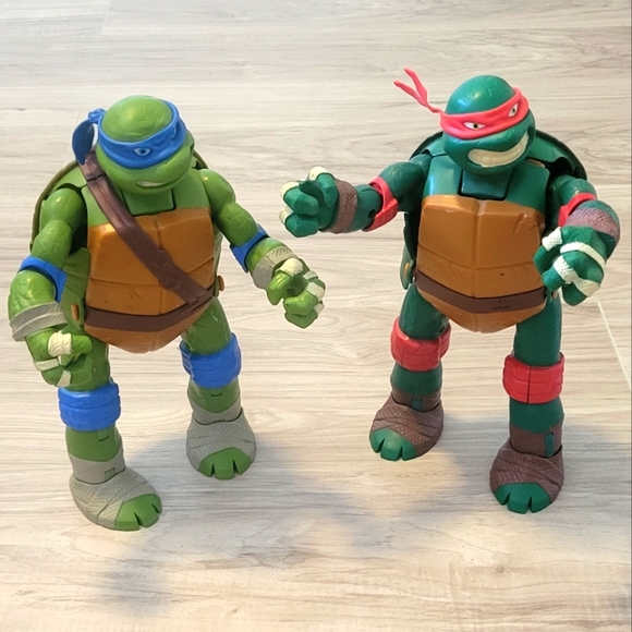 2 Ninja Turtle Figurines - Picture 2 of 3